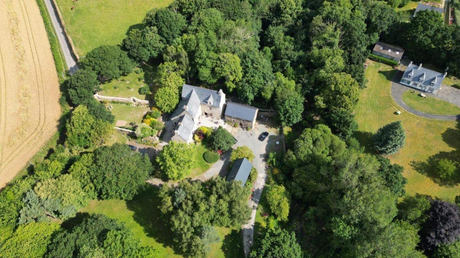 Manoir Medieval Du XV Ieme Siecle Minihy-Treguier Bagian luar foto